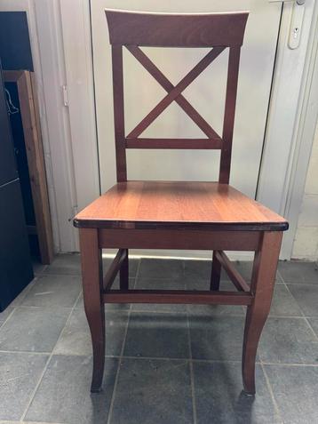 15 houten stoelen beschikbaar voor biedingen