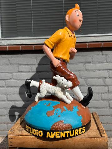 Groot Kuifje op de wereldbol beeld beschikbaar voor biedingen
