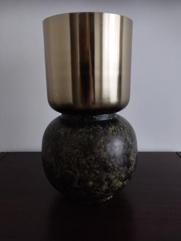Nieuwe trendy vaas/pot met goudkleurige accenten beschikbaar voor biedingen