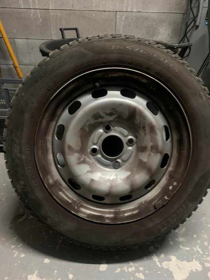 Jeu de jantes acier avec pneus hiver Ford, Autos : Divers, Remorques Pièces, Comme neuf, Enlèvement