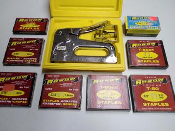 ARROW T50 nietmachine 3 onderstellen + 8 nieuwe nietjesboxen beschikbaar voor biedingen