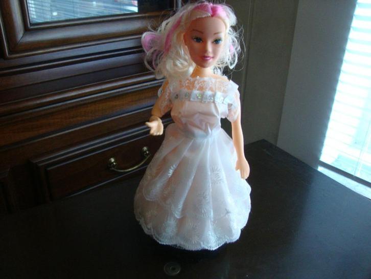 zingende pop/princes rijdt al draaiend met lichteffecten, Kinderen en Baby's, Speelgoed | Poppen, Zo goed als nieuw, Ophalen of Verzenden