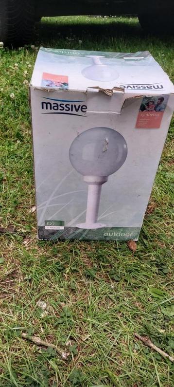 Lampe extérieure en synthétique blanc beschikbaar voor biedingen