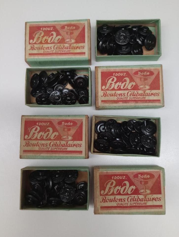 BODO : 4 antieke doosjes met drukknopen, Antiek en Kunst, Antiek | Kleding en Textiel, Ophalen of Verzenden