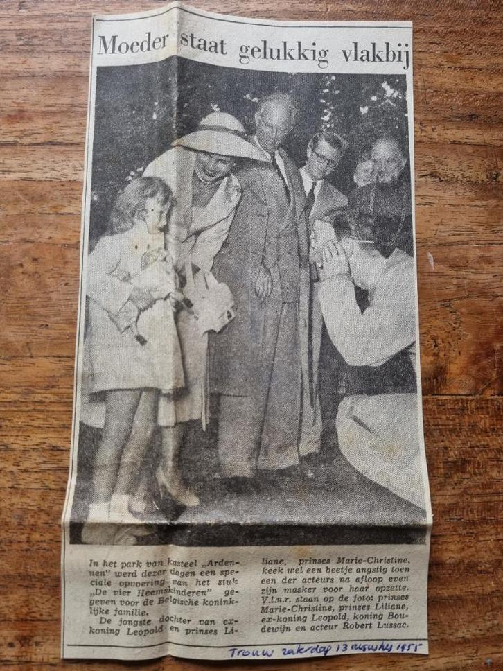 Koninklijke familie bij De vier Heemskinderen (krant 1955), Verzamelen, Tijdschriften, Kranten en Knipsels, Knipsel(s), Verzenden