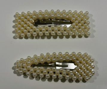 2 witte haarspeldjes met parels beschikbaar voor biedingen