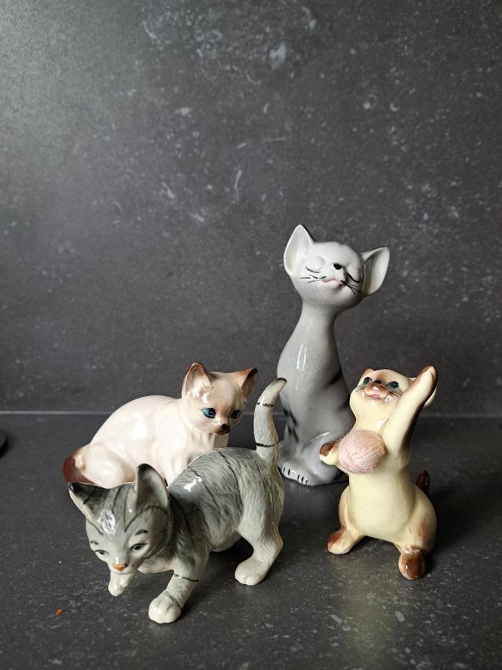 4 kattenbeeldjes uit keramiek/porselein (?) - Vaga, Verzamelen, Beelden en Beeldjes, Zo goed als nieuw, Dier, Ophalen of Verzenden