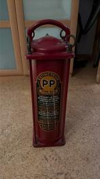 Oude donkerrode brandblusser, Ophalen, Gebruikt, Brandblusser