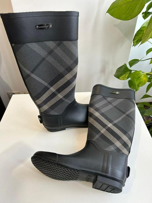 Burberry rain boots - size 40, Kleding | Dames, Schoenen, Zo goed als nieuw, Regenlaarzen, Zwart
