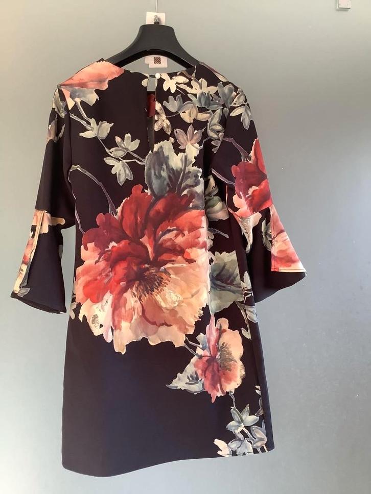 Leuke jurk met bloemenprint van Rinascimento, Kleding | Dames, Jurken, Zo goed als nieuw, Maat 36 (S), Zwart, Onder de knie, Ophalen of Verzenden