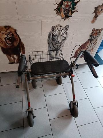 Tribune deambulateur pliable avec 4 roues assise et freins  beschikbaar voor biedingen