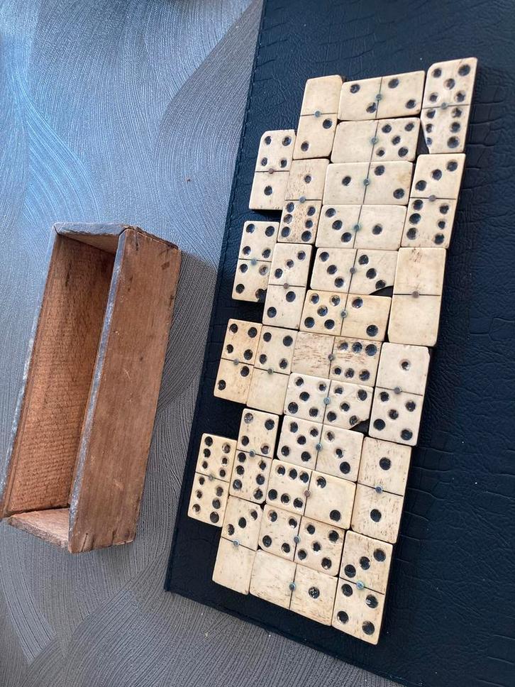 Jeu de domino ancien dans une boîte en bois d'origine, Hobby & Loisirs créatifs, Jeux de société | Autre, Utilisé, Enlèvement