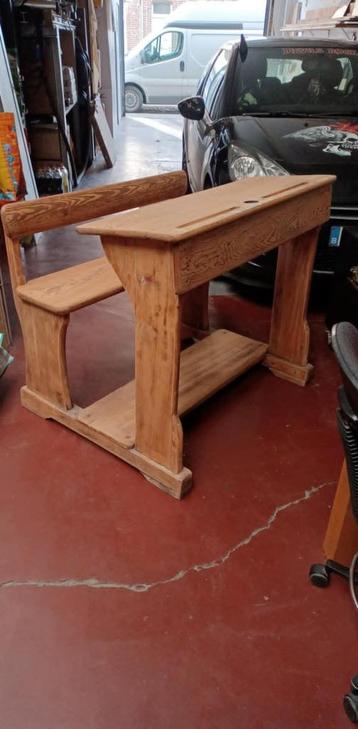 schoolbank in pitch-pine beschikbaar voor biedingen