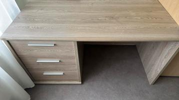 Mooie bureau beschikbaar voor biedingen