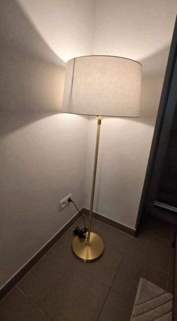 Wit/goudkleurige vloerlamp beschikbaar voor biedingen