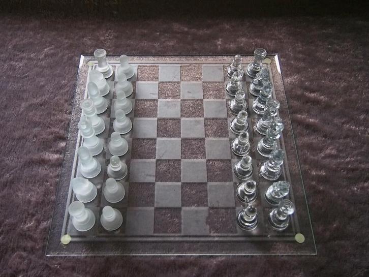 Glazen schaakbord met mat en heldere stukken, Hobby en Vrije tijd, Gezelschapsspellen | Bordspellen, Zo goed als nieuw, Een of twee spelers