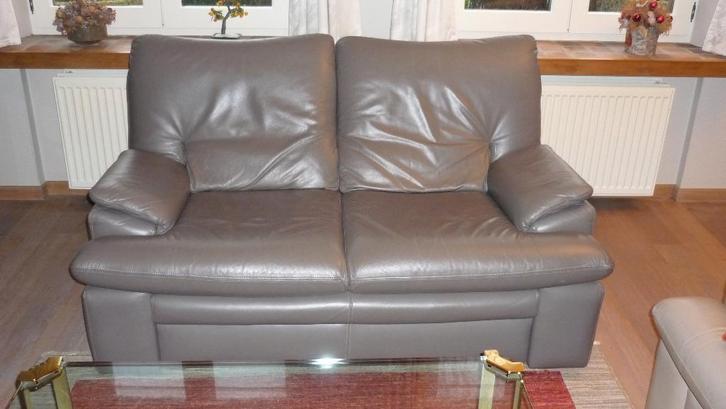 Canapé biplace en cuir gris, Maison & Meubles, Canapés | Salons, Comme neuf, Banc droit, Deux personnes, Cuir, Enlèvement ou Envoi