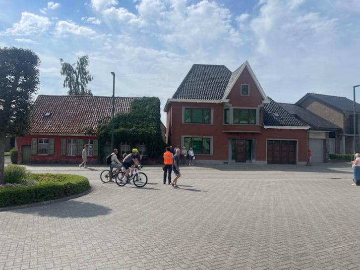 Instapklare woning op het dorpsplein mt naastgelegen gebouw, Immo, Huizen en Appartementen te koop, Provincie West-Vlaanderen