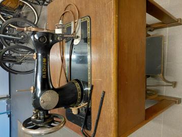 Antiek naaimachine beschikbaar voor biedingen