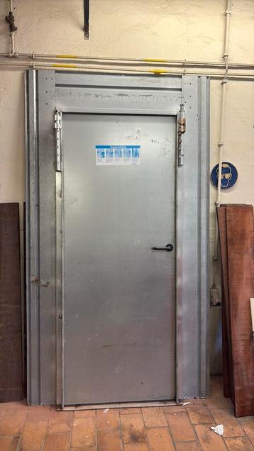 Stalen deur beschikbaar voor biedingen