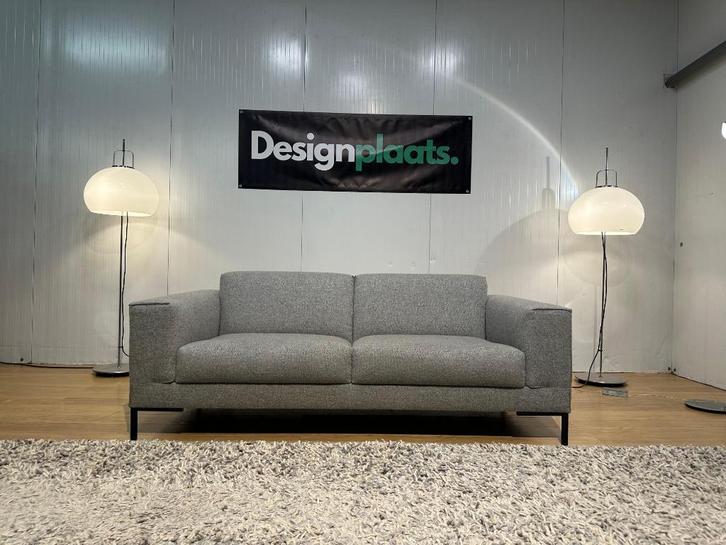 Lichtgrijze Aikon 2-zits Ploegwol Design on Stock, Huis en Inrichting, Zetels | Zetels, Zo goed als nieuw, Rechte bank, Tweepersoons