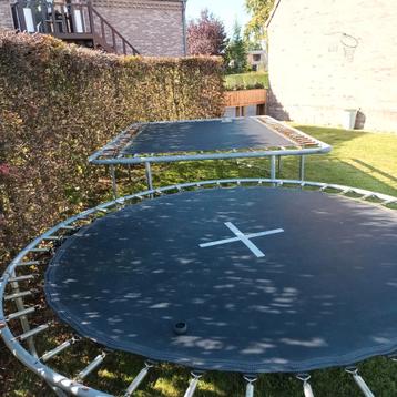 2 trampolines, rond et grand rectangulaire.