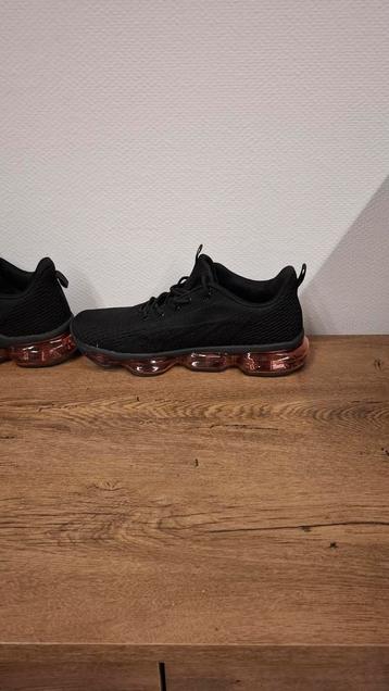 nouvelles chaussures de marche ou de course pour hommes. bas disponible aux enchères