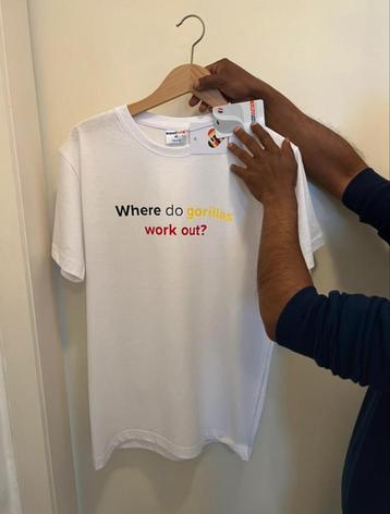 Wit T-shirt beschikbaar voor biedingen