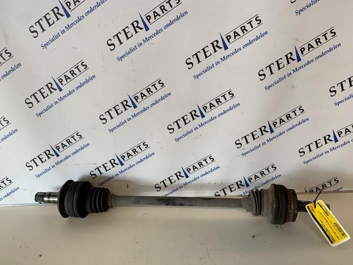 Aandrijfas links-achter van een Mercedes E-Klasse, Auto-onderdelen, Remmen en Aandrijving, Mercedes-Benz, Gebruikt, 3 maanden garantie