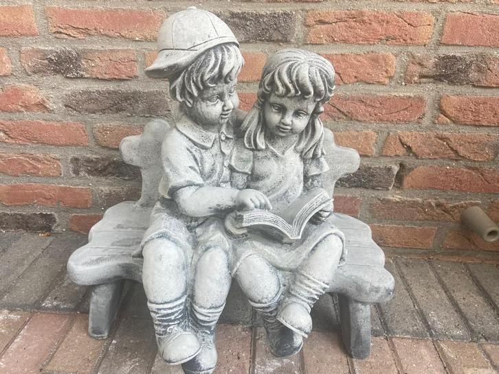 Jongen en Meisje op Bankje ., Tuin en Terras, Tuinbeelden, Nieuw, Mensenbeeld, Beton, Ophalen