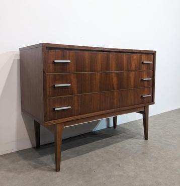 Moderne commode uit het midden van de eeuw beschikbaar voor biedingen