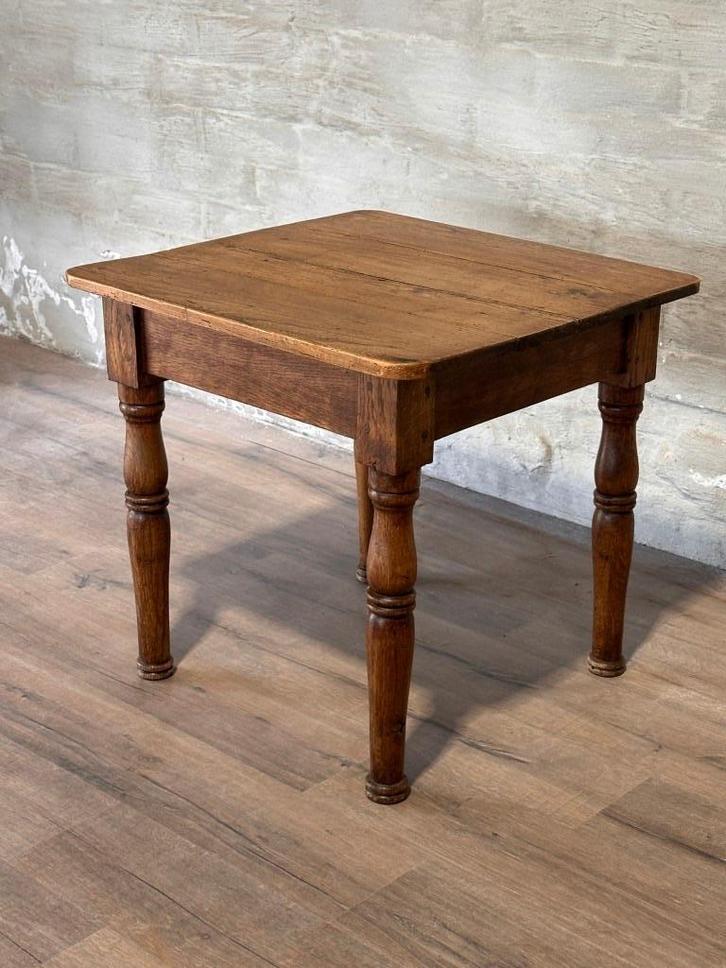 Klein Frans tafeltje - 68 x 68 + 66 cm hoog, Huis en Inrichting, Tafels | Bijzettafels, Gebruikt, Vierkant, 60 cm of meer, 55 tot 75 cm