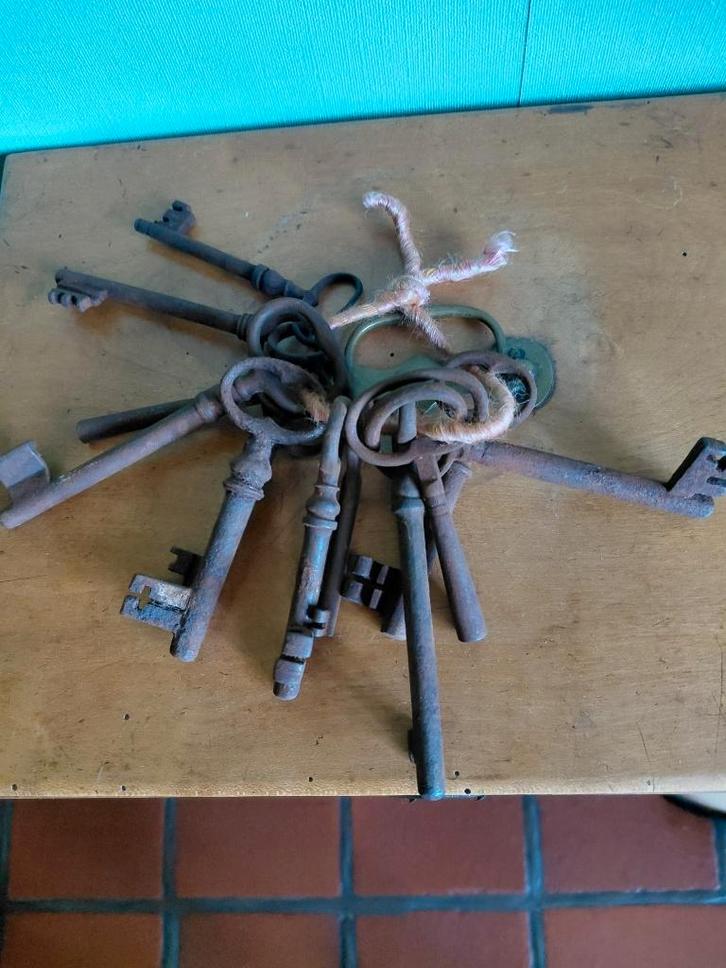 Bos verroeste oude ijzeren sleutels - 12 stuks, Antiek en Kunst, Curiosa en Brocante, Ophalen of Verzenden