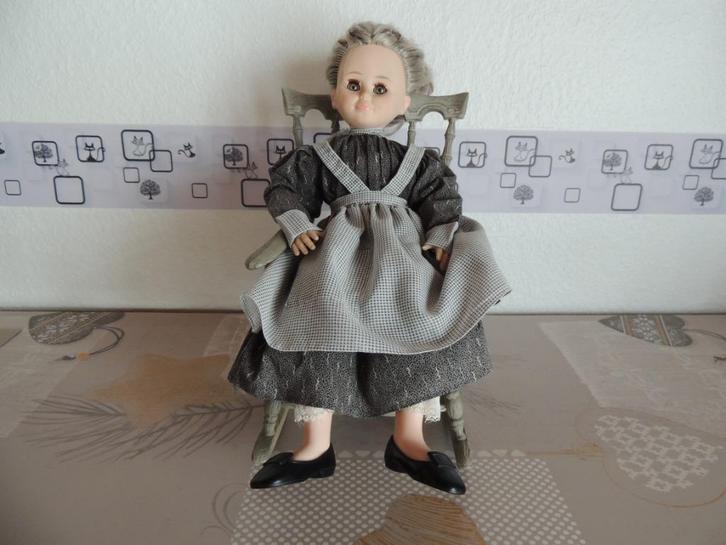 Poupée assise sur sa chaise, Verzamelen, Poppen, Pop, Ophalen