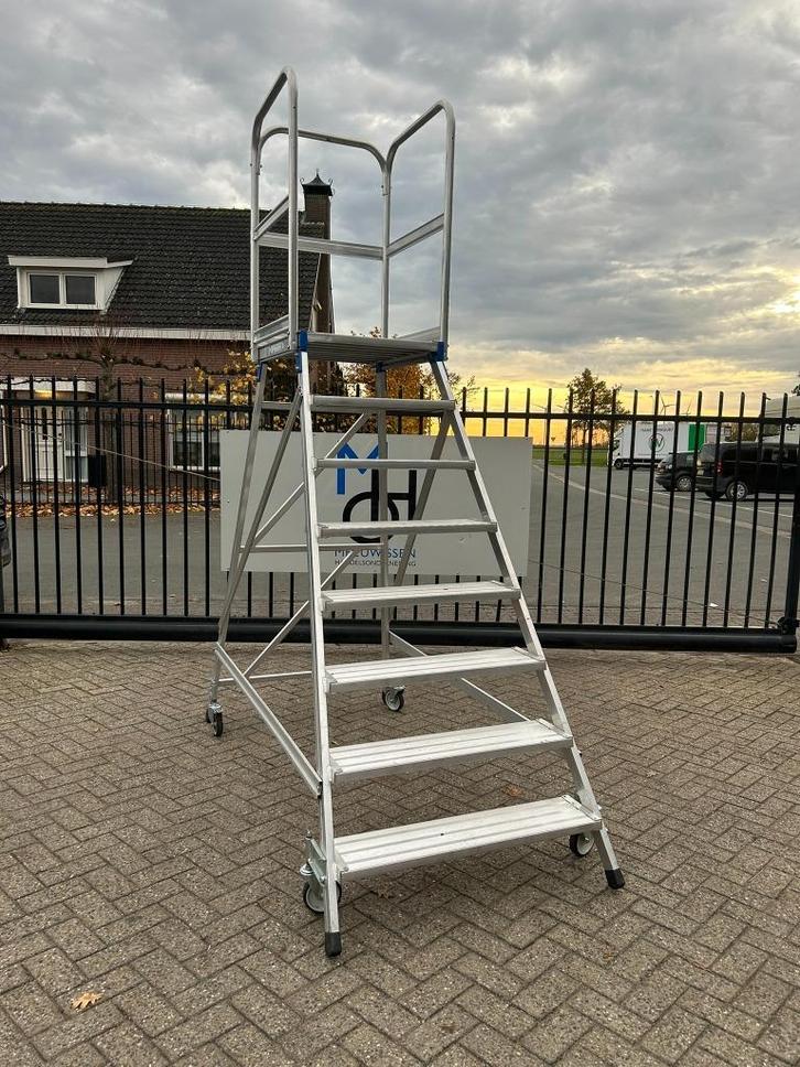 Zarges 41976 verrijdbare platformtrap 8-treeds 1.92 ZGAN, Doe-het-zelf en Bouw, Ladders en Trappen, Zo goed als nieuw, Trap, 2 tot 4 meter