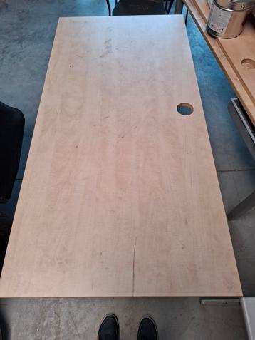 Bureau tafels  beschikbaar voor biedingen