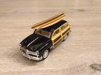 Voiture miniature Ford Woody Wagon avec planche de surf (Ech, Comme neuf, Voiture, Enlèvement ou Envoi, Ford wood wagon