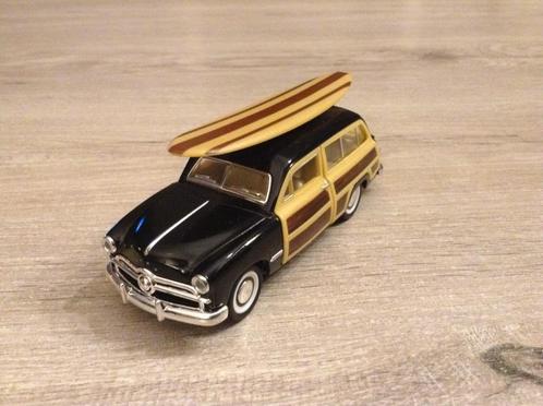 Miniatuur auto Ford woody wagon met surfplank (Schaal 1/40), Hobby en Vrije tijd, Modelauto's | Overige schalen, Zo goed als nieuw