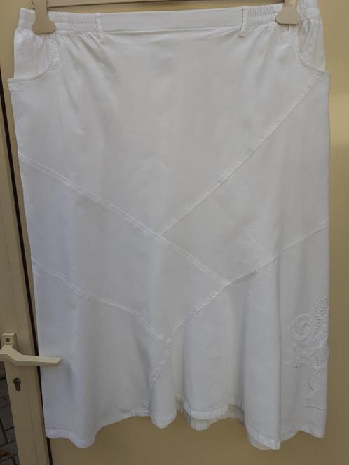 LAU RIE Witte uitgeschuinde rok  Maat: 54  Prijs: € 4, Kleding | Dames, Grote Maten, Gedragen, Rok, Wit, Ophalen of Verzenden