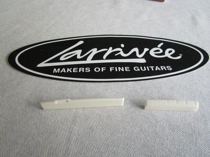 Originele bone kam en zadel voor Larrivée gitaren, Muziek en Instrumenten, Instrumenten | Onderdelen, Nieuw, Akoestische gitaar