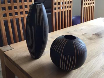 Twee houten decoratieve vazen beschikbaar voor biedingen