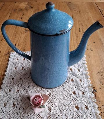 Franse brocante blauw / wit gespikkelde emaille koffiekan beschikbaar voor biedingen