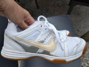 Nike witte sneakers sprtschoenen beschikbaar voor biedingen
