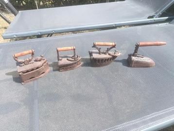 4 mini zware gietijzeren speelgoed strijkijzers: 19 e eeuws beschikbaar voor biedingen