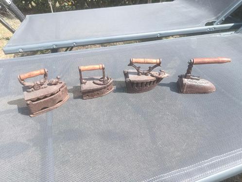 4 mini zware gietijzeren speelgoed strijkijzers: 19 e eeuws, Antiek en Kunst, Curiosa en Brocante, Ophalen