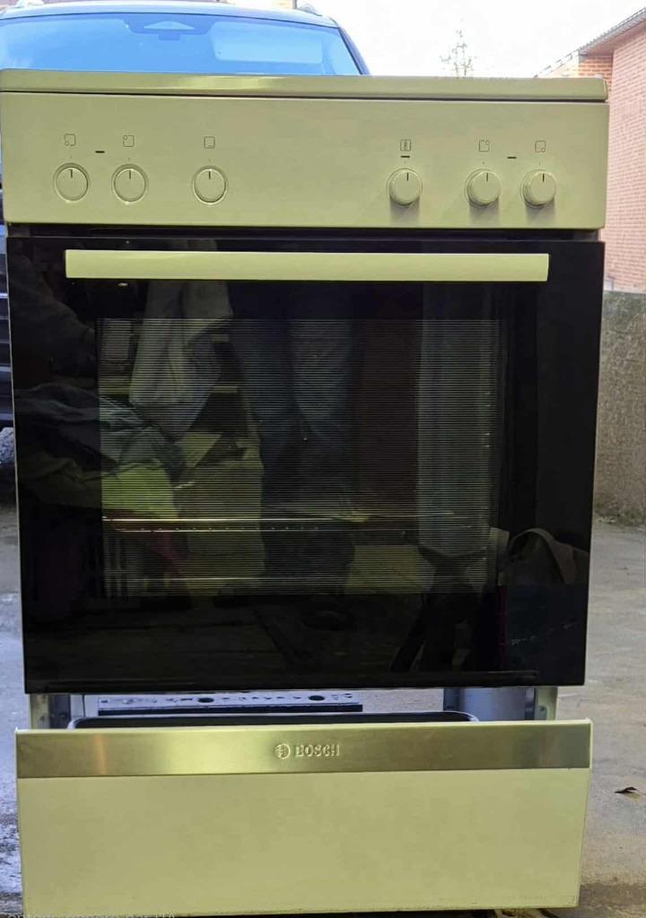 elektrisch fornuis, Elektronische apparatuur, Fornuizen, Zo goed als nieuw, Tussenbouw, Elektrisch, 4 kookzones, 85 tot 90 cm