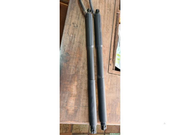Set Gasdempers Achterklep van een BMW 3-Serie, Auto-onderdelen, Carrosserie, BMW, Gebruikt, 3 maanden garantie
