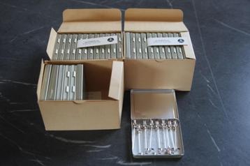 ACUFIRM — 12 lange roestvrijstalen naalden in een metalen do beschikbaar voor biedingen