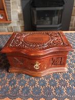 Mooi houten gesneden juwelen kistje., Enlèvement