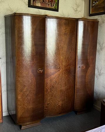 Vintage houten kledingkast met drie deuren beschikbaar voor biedingen